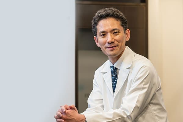 山本亜偉策医師